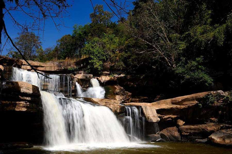 Maestosa bellezza della cascata al Thung Salaeng