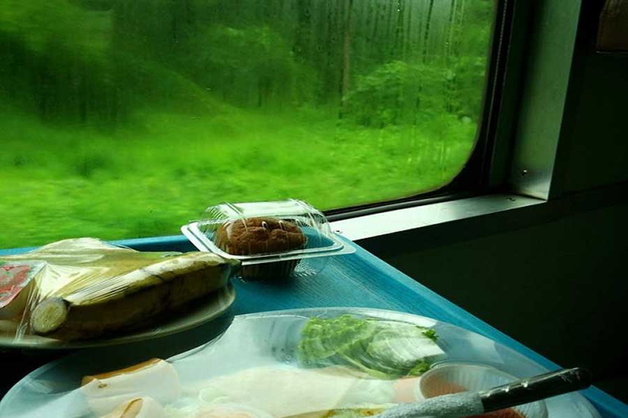 La colazione viene servita in loco sul treno