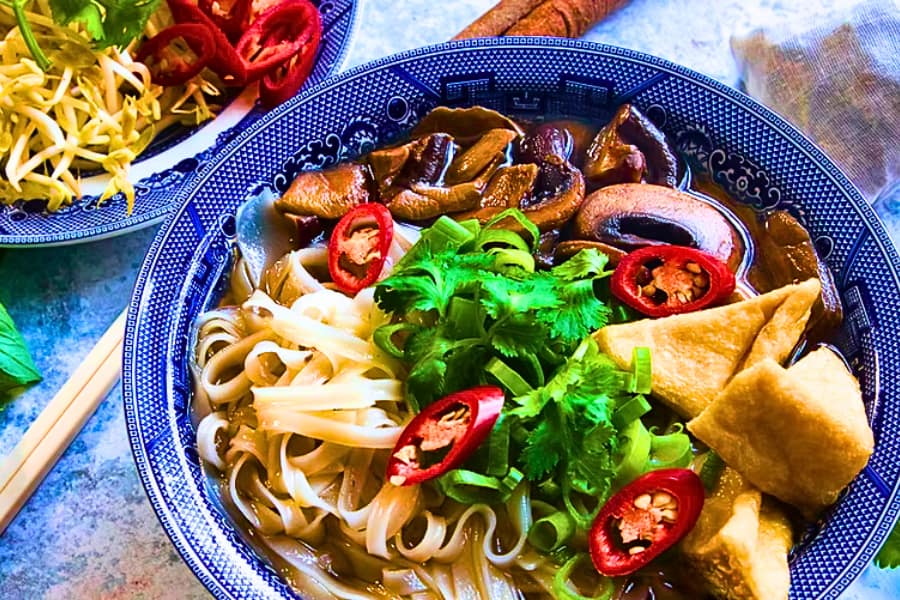 Ciotola fumante di Pho Chay vegetariano in Vietnam