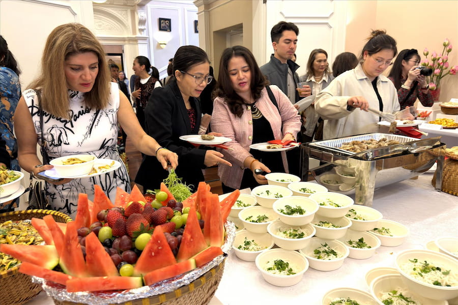 Turista internazionale gusta un piatto vegetariano in Vietnam