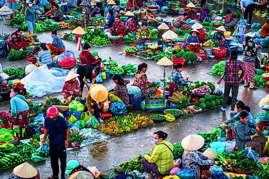 Bancarella di verdure fresche in un mercato locale vietnamita