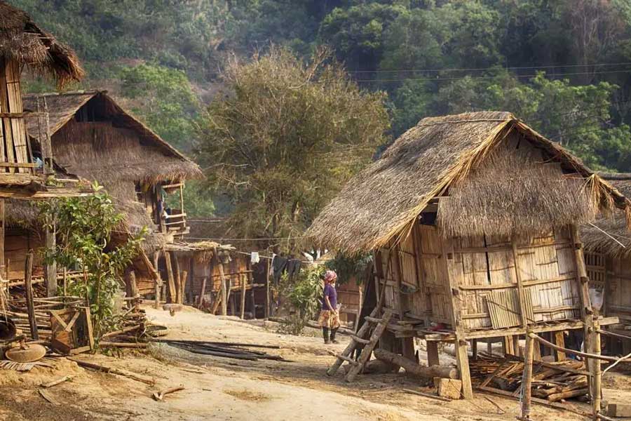 La bellezza selvaggia si trova solo nei villaggi etnici laotiani