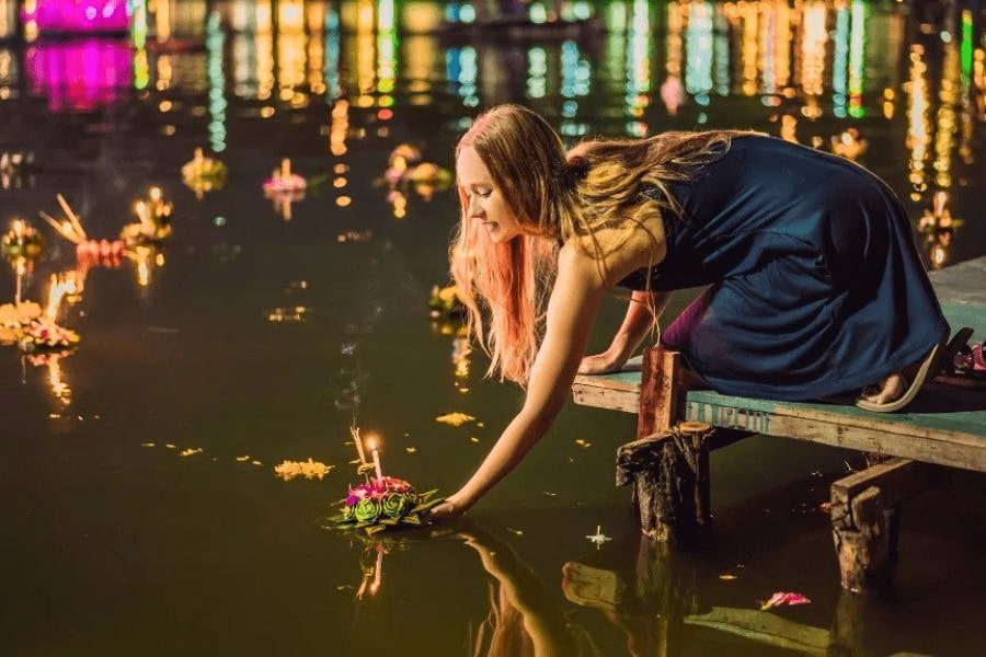 Il magico momento del rilascio del krathong sulle acque del fiume.