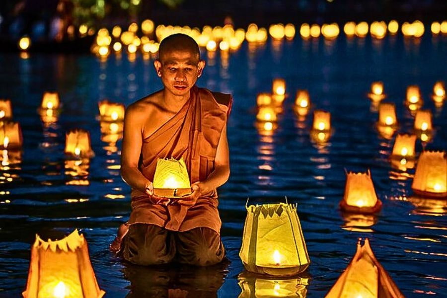  Monaco buddista al Wat Phan Tao durante Loy Krathong