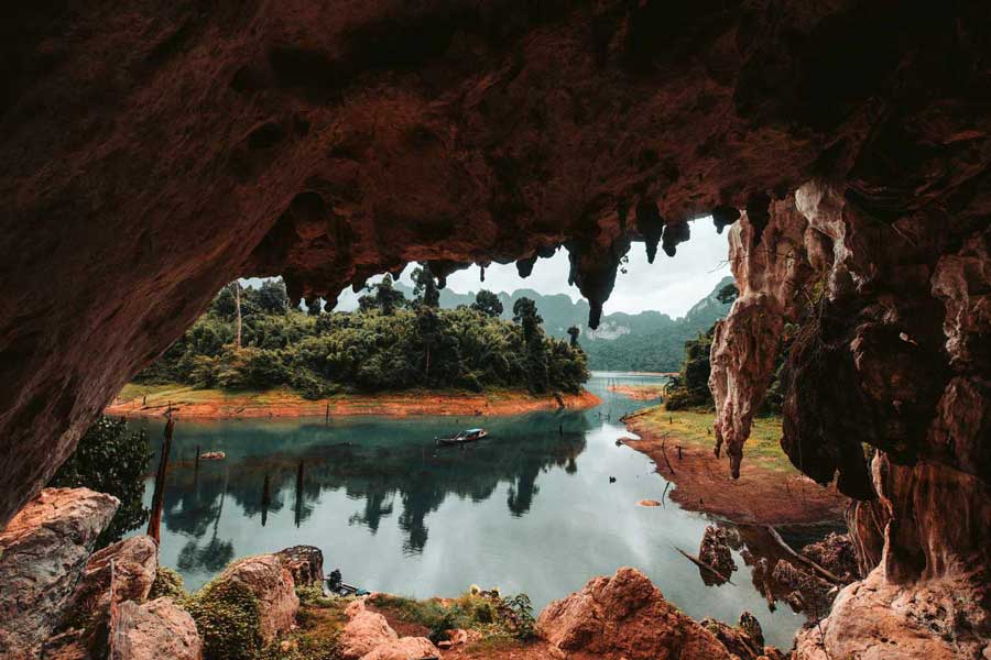 La bellezza della grotta nascota a Khao Sok