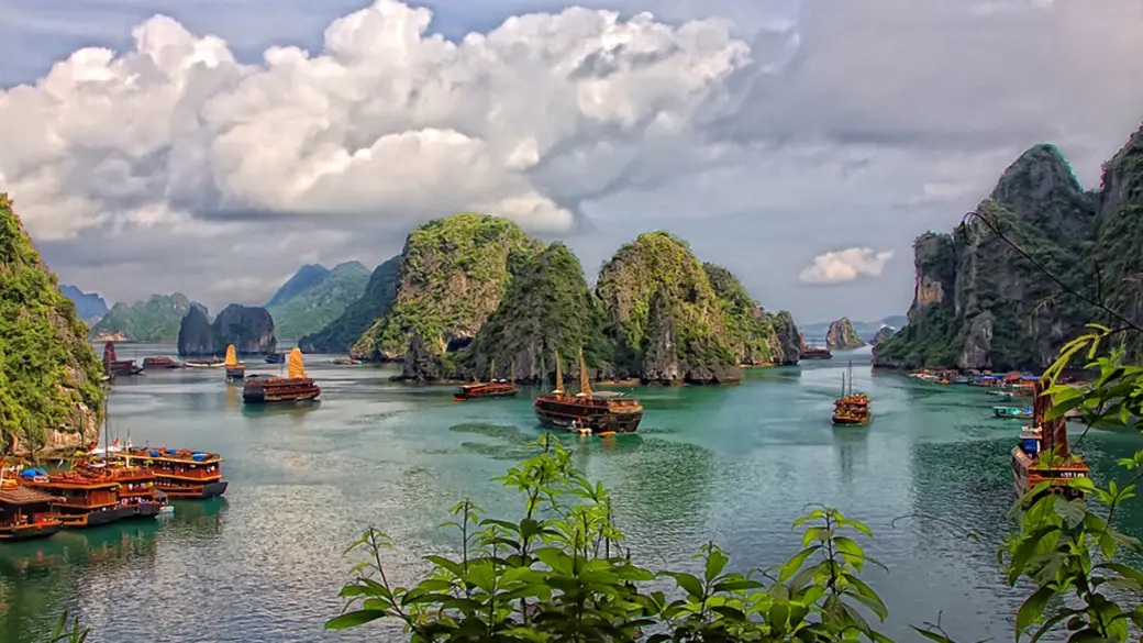 Baia di Ha Long - Hanoi - Volo per Saigon