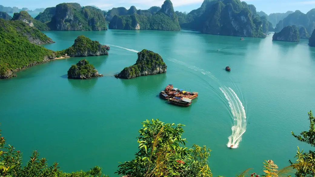 Baia di Ha Long - Volo per Hue (Brunch)