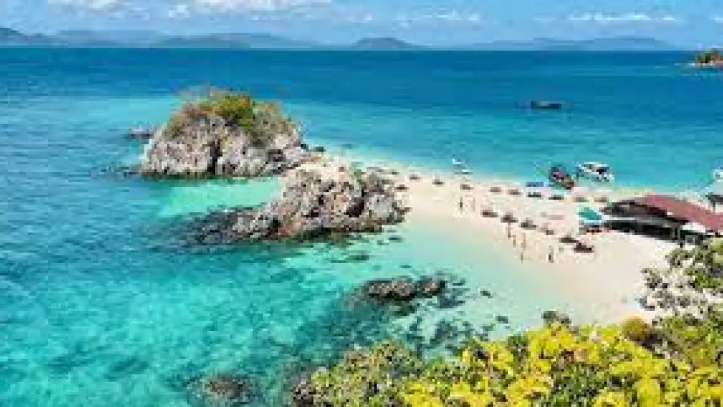 Phuket - Tour collettivo Phi Phi + Isola di Bambù in motoscafo con guida parlante inglese