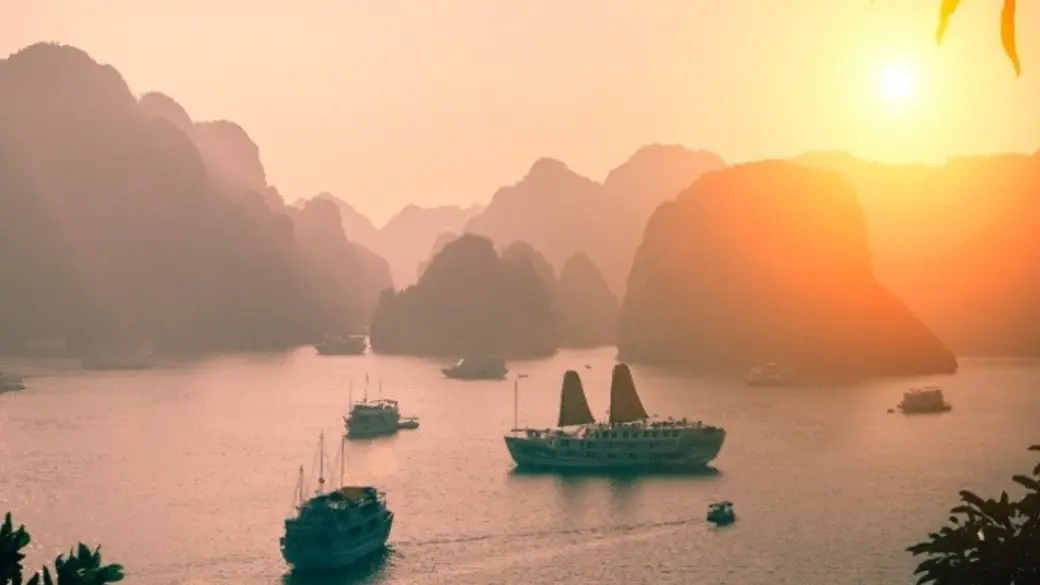 Hanoi - Baia di Ha Long - Pernottamento sulla crociera Crociera in condivisione con staff di lingua inglese