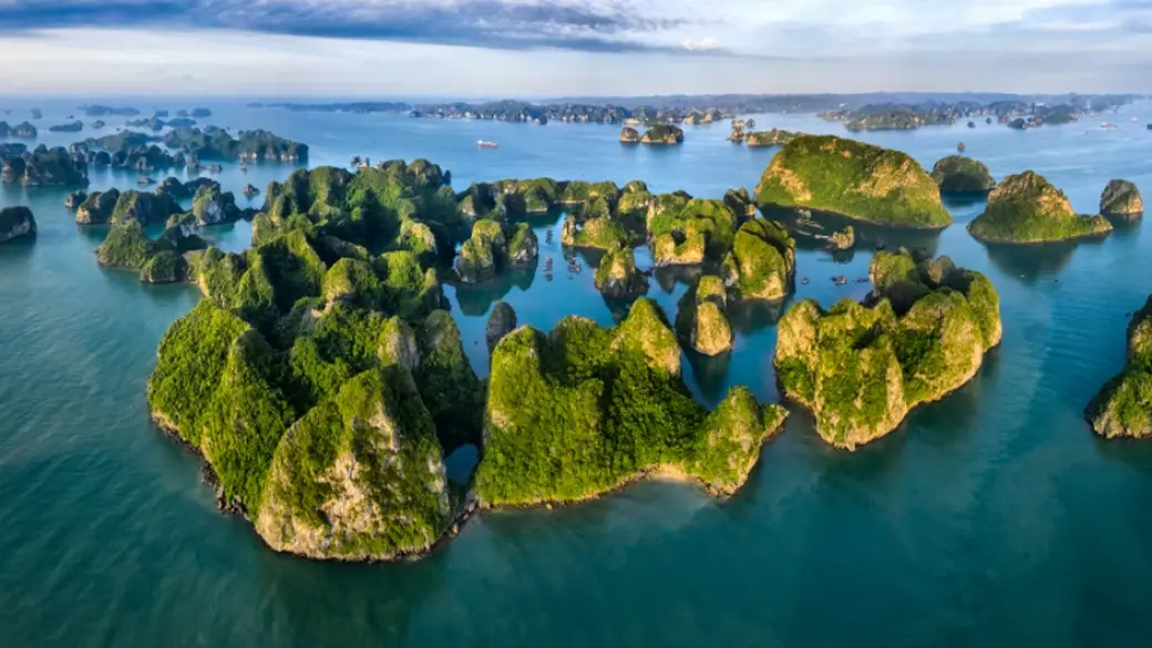 Baia di Ha Long - Grotta di Sung Sot - Hanoi - Volo per Hue