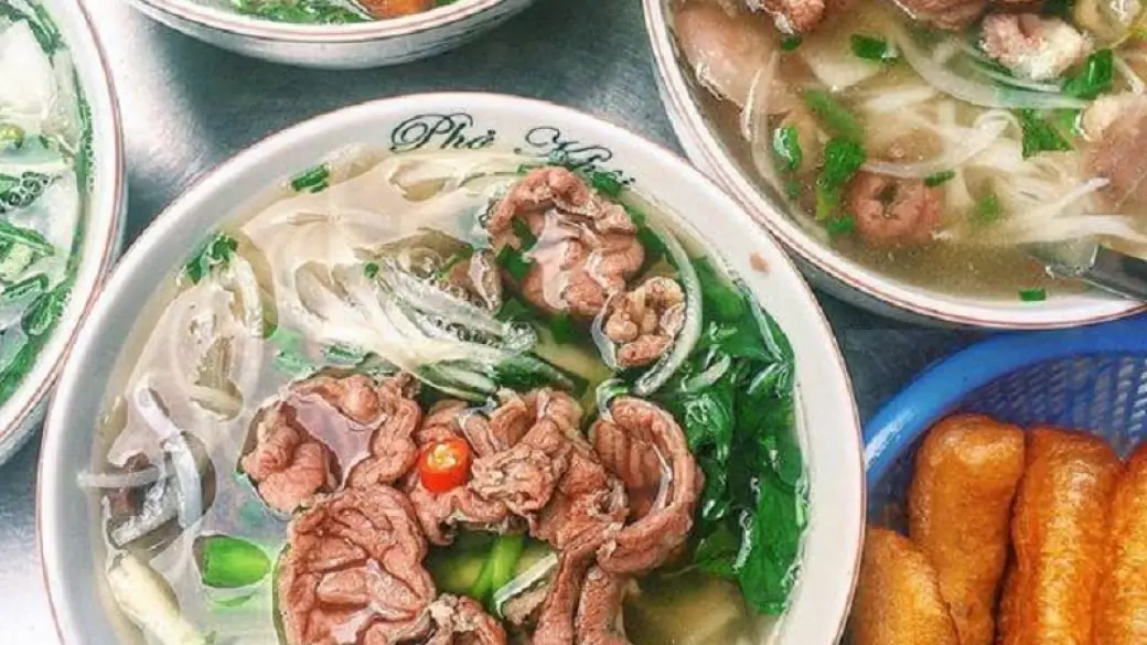 Tour del cibo notturno di Hanoi in Vespa