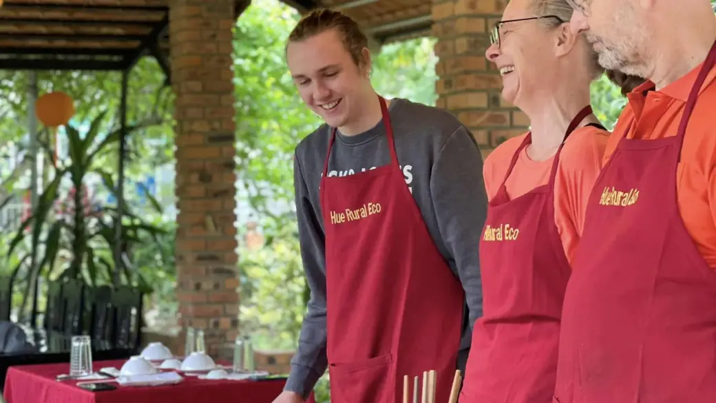 Visita della città di Hue - Alloggio in famiglia e cena con i locali a Hue