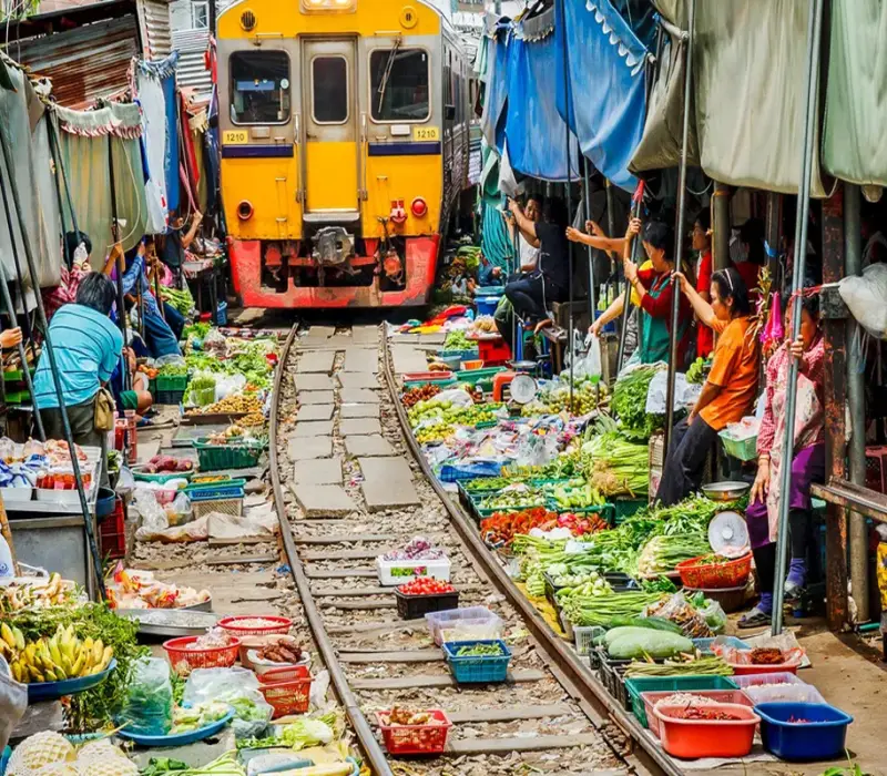 Mercato sui binari di Maeklong