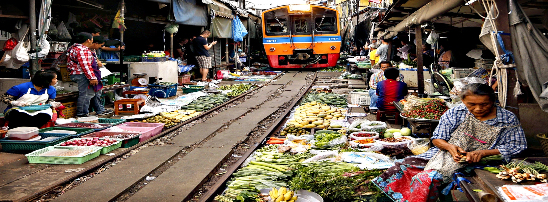 Scoprire il mercato ferroviario di Maeklong