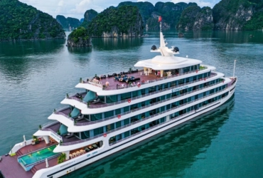 Hanoi - Crociera nella Baia di Ha Long (B/L/D) Lo staff sulla crociera parlante ingelse